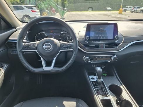 Used 2025 Nissan Altima 2.5 SV FWD image 13