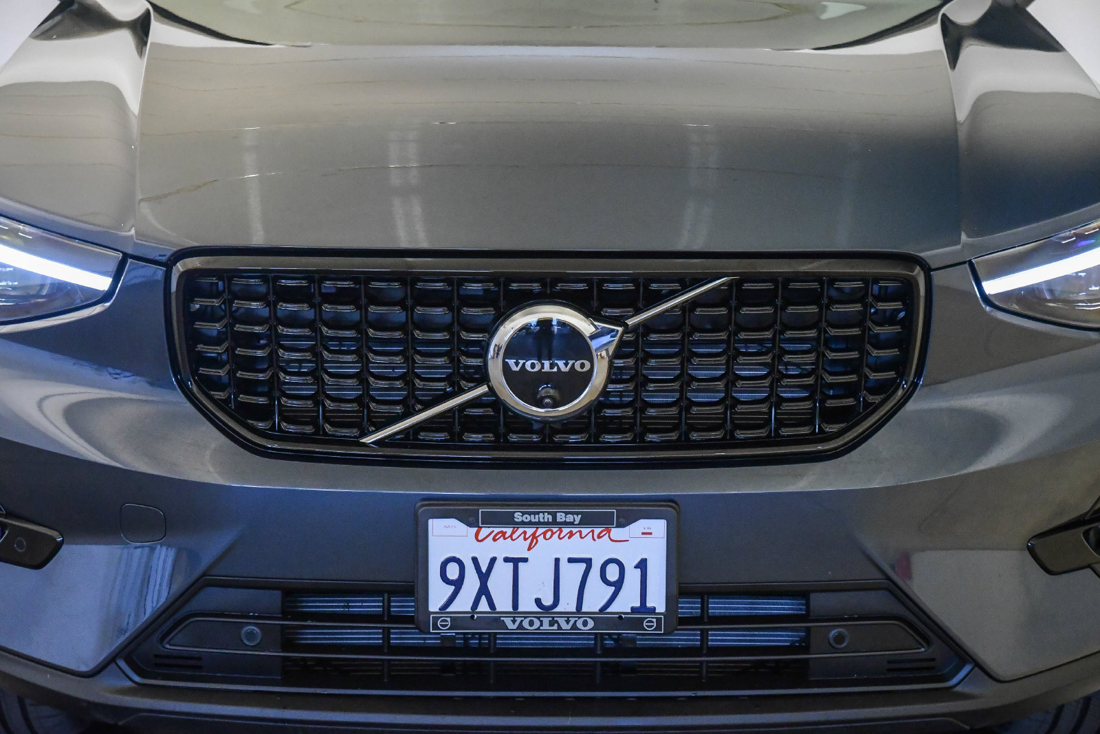 Used 2026 Volvo XC40 B4 Plus w/ Climate Package FWD image 8