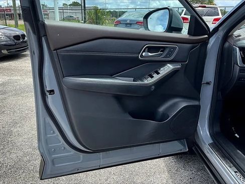 Used 2021 Nissan Rogue Platinum image 21