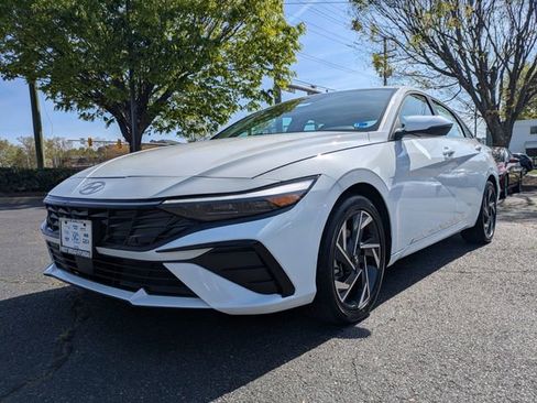 Certified 2025 Hyundai Elantra Limited FWD image 8