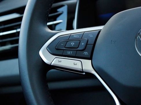 Used 2025 Volkswagen Jetta SE w/ Sunroof Package FWD image 17