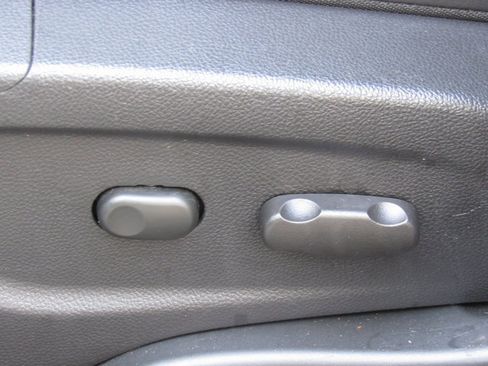 Used 2022 Chevrolet Trax LT w/ LT Convenience Package image 11