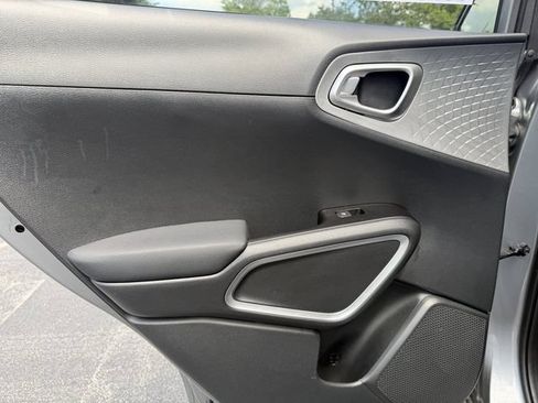 Used 2025 Kia Soul LX w/ LX Technology Package FWD image 25