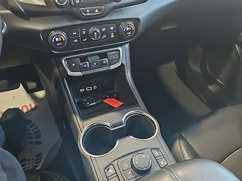 Used 2024 GMC Terrain SLT image 31