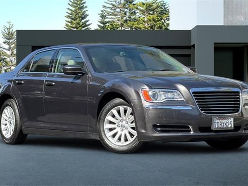 Used 2014 Chrysler 300 image 2