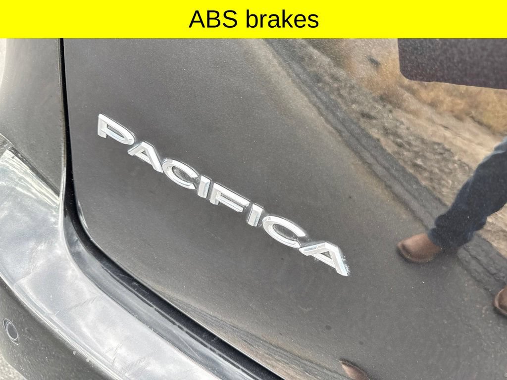 Used 2023 Chrysler Pacifica Touring-L FWD image 11