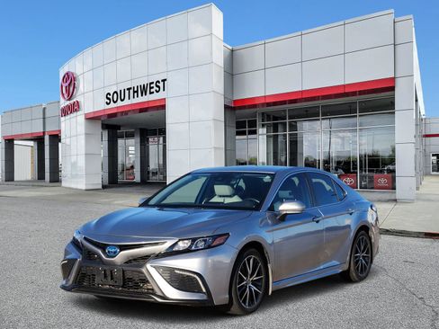 Used 2023 Toyota Camry SE image 2