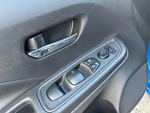 Used 2020 Nissan Versa SV FWD image 13