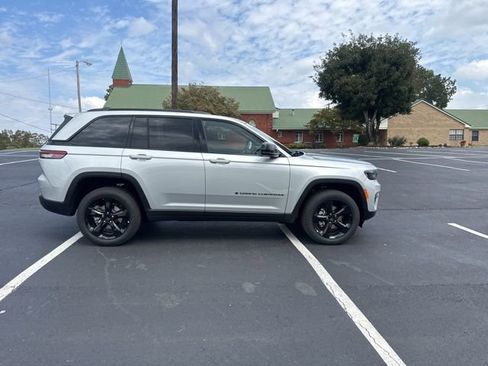 New 2025 Jeep Grand Cherokee Limited w/ Black Appearance Package AWD/4WD image 8