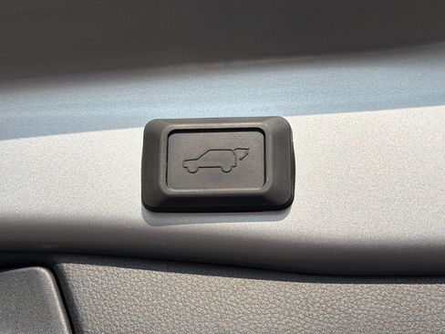 Used 2025 Toyota RAV4 XLE w/ Convenience Package AWD/4WD image 7