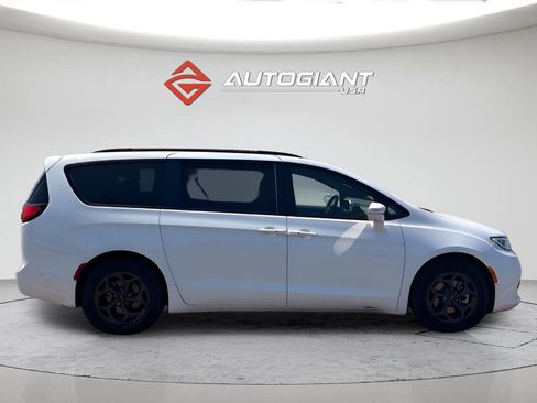 Used 2021 Chrysler Pacifica Touring-L w/ Uconnect Theater Family Group FWD image 7