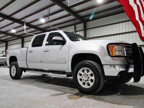 Used 2014 GMC Sierra 2500 SLT w/ SLT Convenience Package AWD/4WD image 16