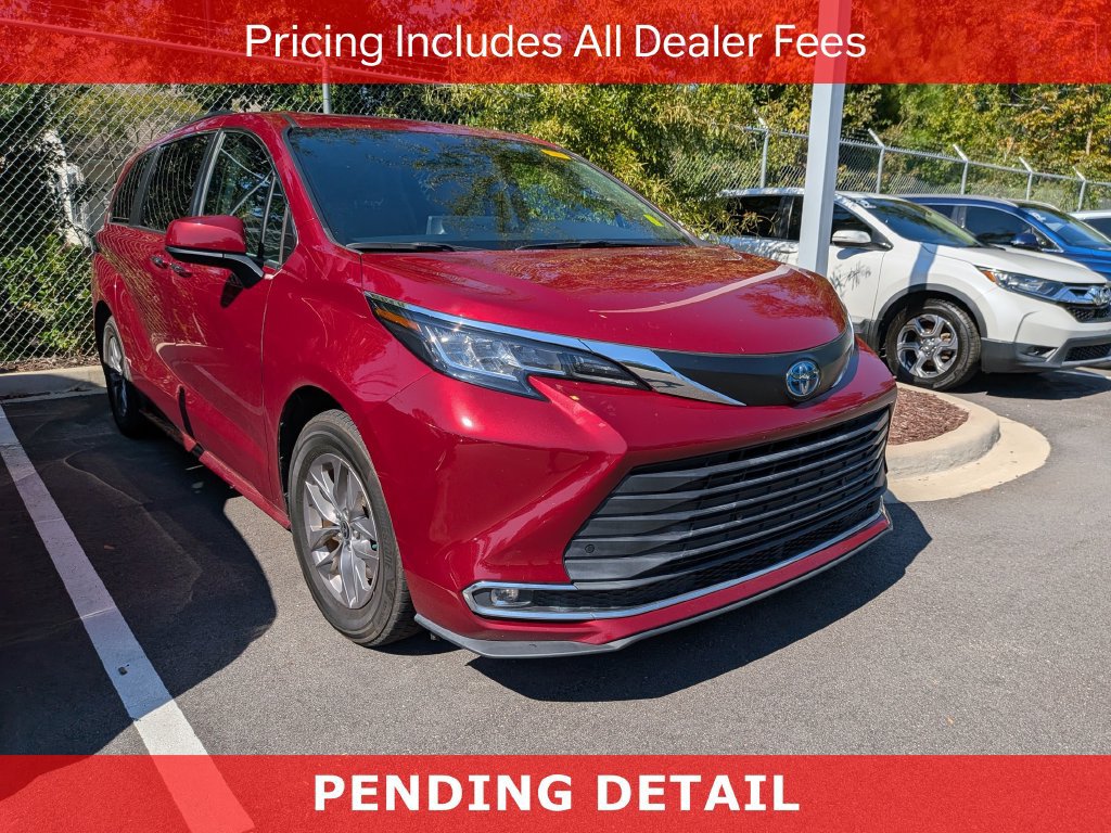Used 2022 Toyota Sienna XLE FWD image 1