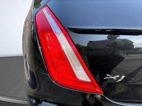 Used 2018 Jaguar XJ R-Sport RWD image 23