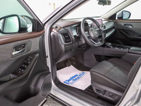 Used 2023 Nissan Rogue SV FWD image 3