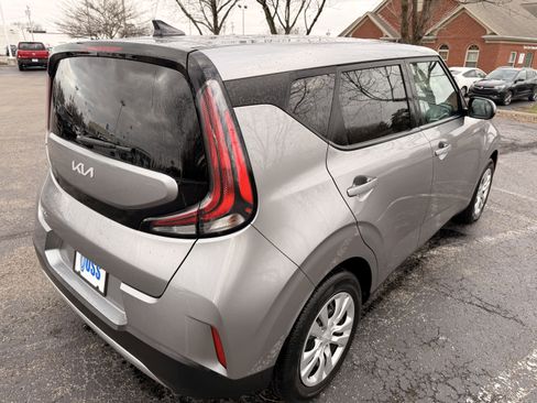 Used 2023 Kia Soul LX image 3