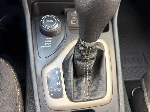 Used 2015 Jeep Cherokee Latitude w/ Cold Weather Group AWD/4WD image 26