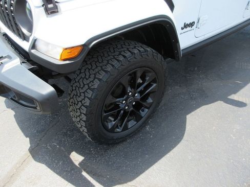 Used 2024 Jeep Gladiator Sport AWD/4WD image 13