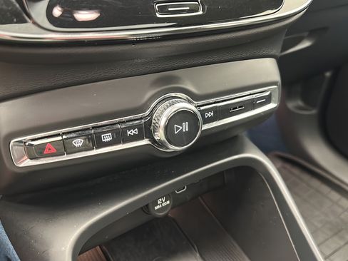 Used 2023 Volvo XC40 Recharge Plus AWD/4WD image 19
