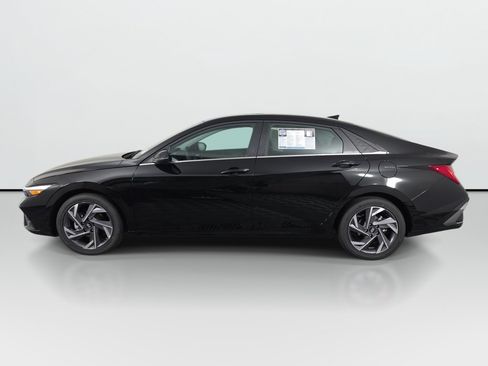 Used 2026 Hyundai Elantra Limited FWD image 2