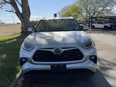 Used 2021 Toyota Highlander XLE image 2