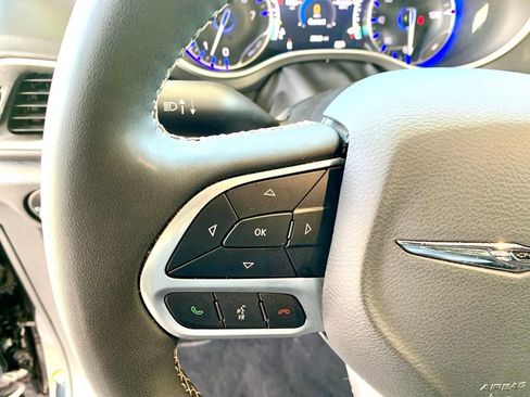 Used 2025 Chrysler Pacifica Select FWD image 30