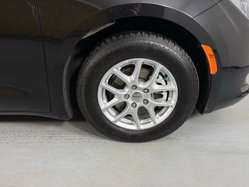 Used 2023 Chrysler Voyager LX image 12