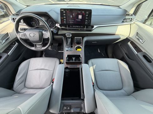 Certified 2024 Toyota Sienna XLE FWD image 22