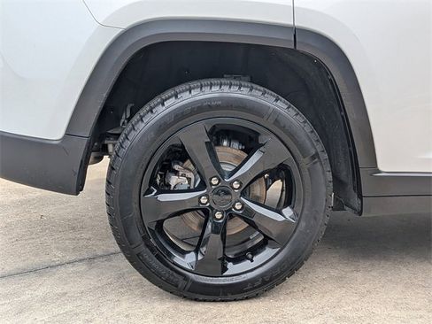 Certified 2023 Jeep Grand Cherokee Altitude image 11