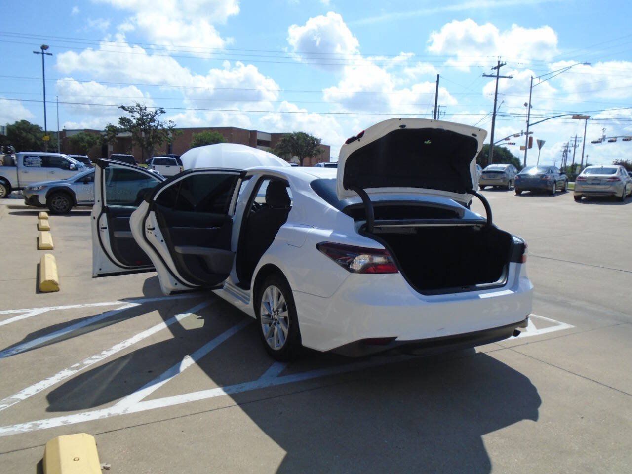 Used 2023 Toyota Camry LE FWD image 24
