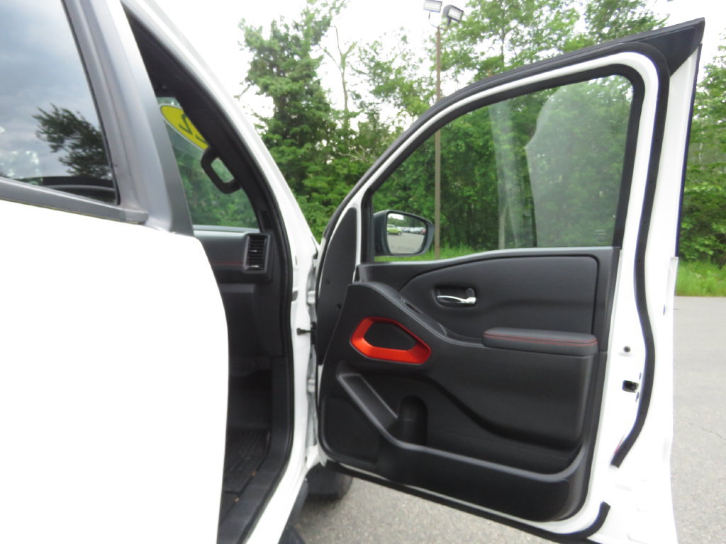 Used 2022 Nissan Frontier PRO-4X w/ Technology Package AWD/4WD image 11