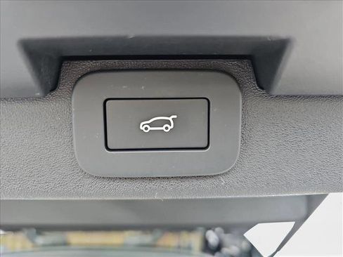 New 2025 Land Rover Discovery S image 15