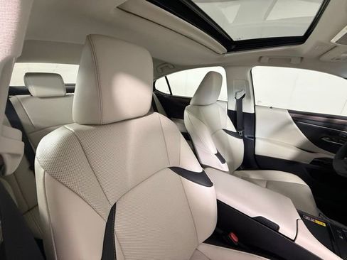 Used 2025 Lexus ES 300h w/ Premium Package image 36