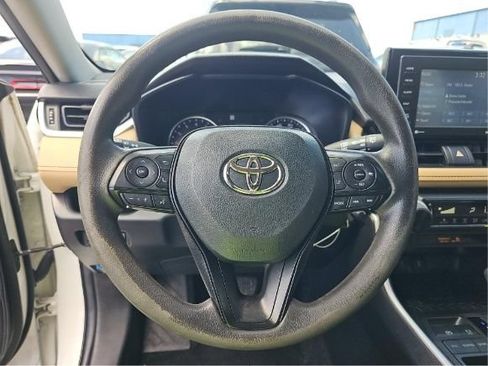 Used 2020 Toyota RAV4 LE FWD image 7