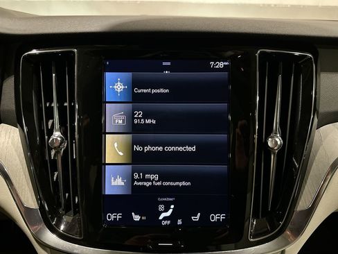 Used 2022 Volvo V60 T5 Cross Country image 14