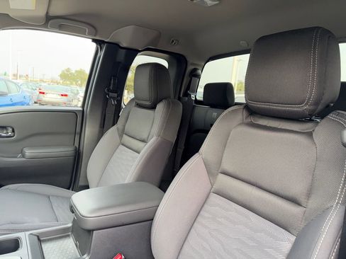Used 2024 Nissan Frontier SV w/ SV Convenience Package image 10