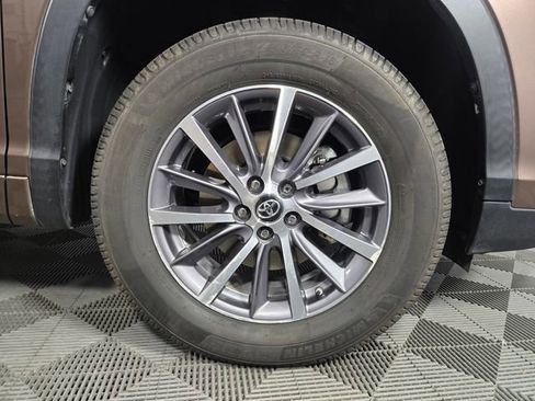 Used 2018 Toyota Highlander XLE image 11