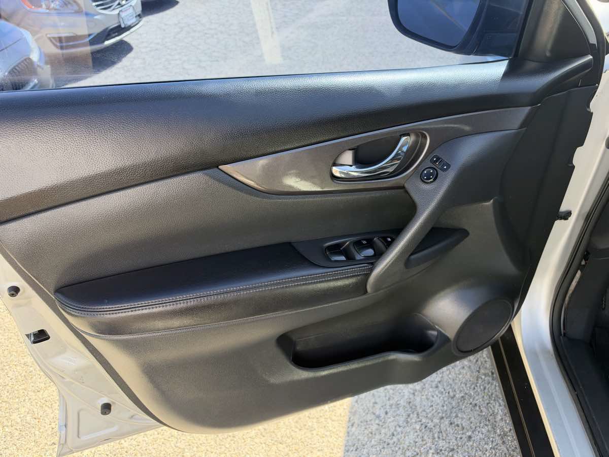 Used 2016 Nissan Rogue SV FWD image 9