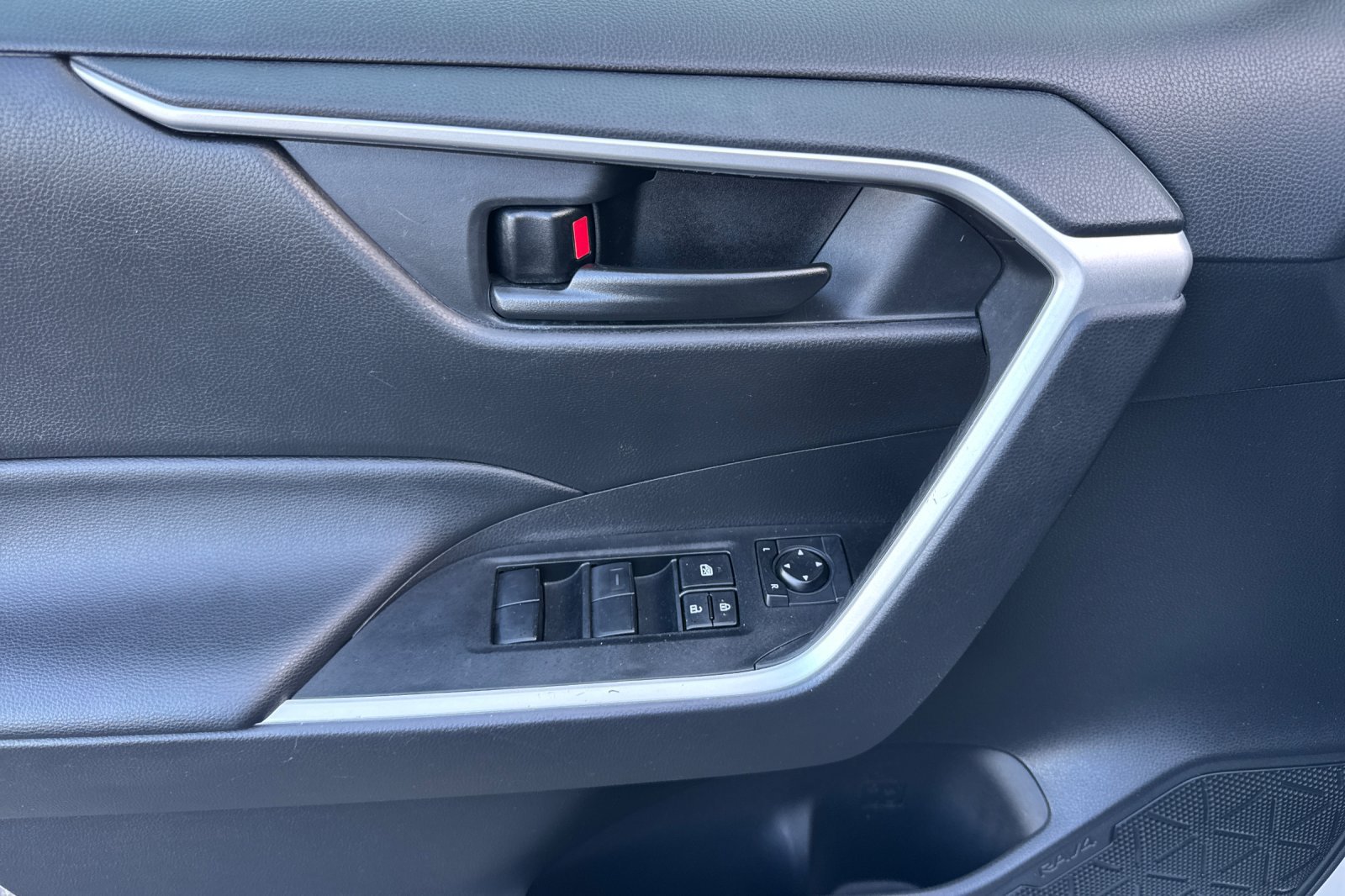 Certified 2021 Toyota RAV4 LE AWD/4WD image 13