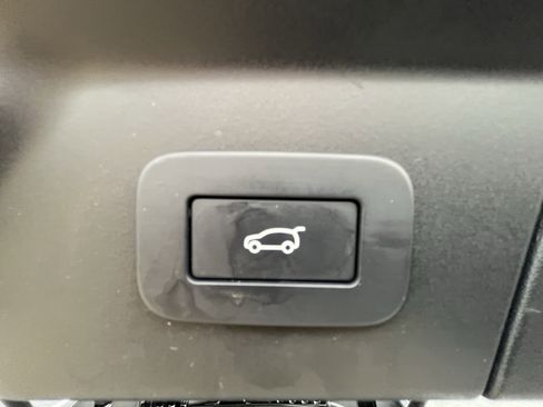 Certified 2025 Land Rover Range Rover Velar Dynamic HSE image 38