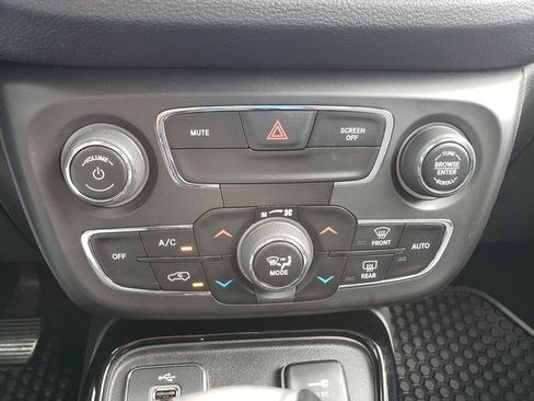Used 2018 Jeep Compass Latitude w/ Popular Equipment Group FWD image 22