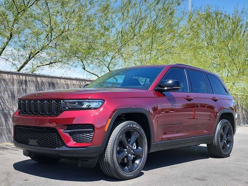 Used 2025 Jeep Grand Cherokee Altitude AWD/4WD image 5