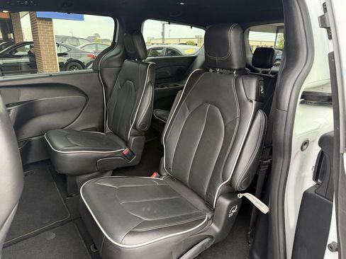 Used 2025 Chrysler Pacifica Limited FWD image 33