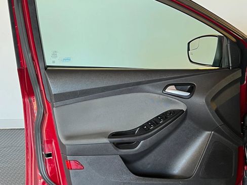 Used 2014 Ford Focus SE w/ SE Winter Package FWD image 13