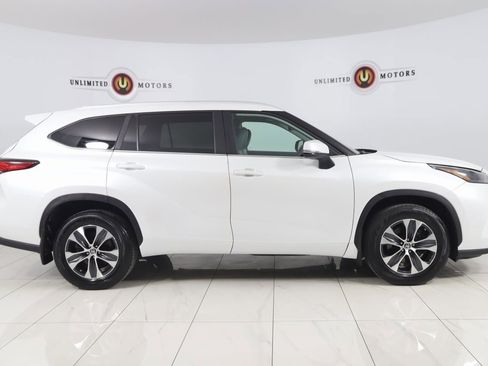 Used 2023 Toyota Highlander XLE image 2