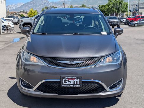 Used 2017 Chrysler Pacifica Touring-L w/ Tire & Wheel Group FWD image 11