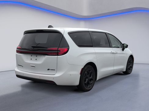 Used 2024 Chrysler Pacifica Limited FWD image 5