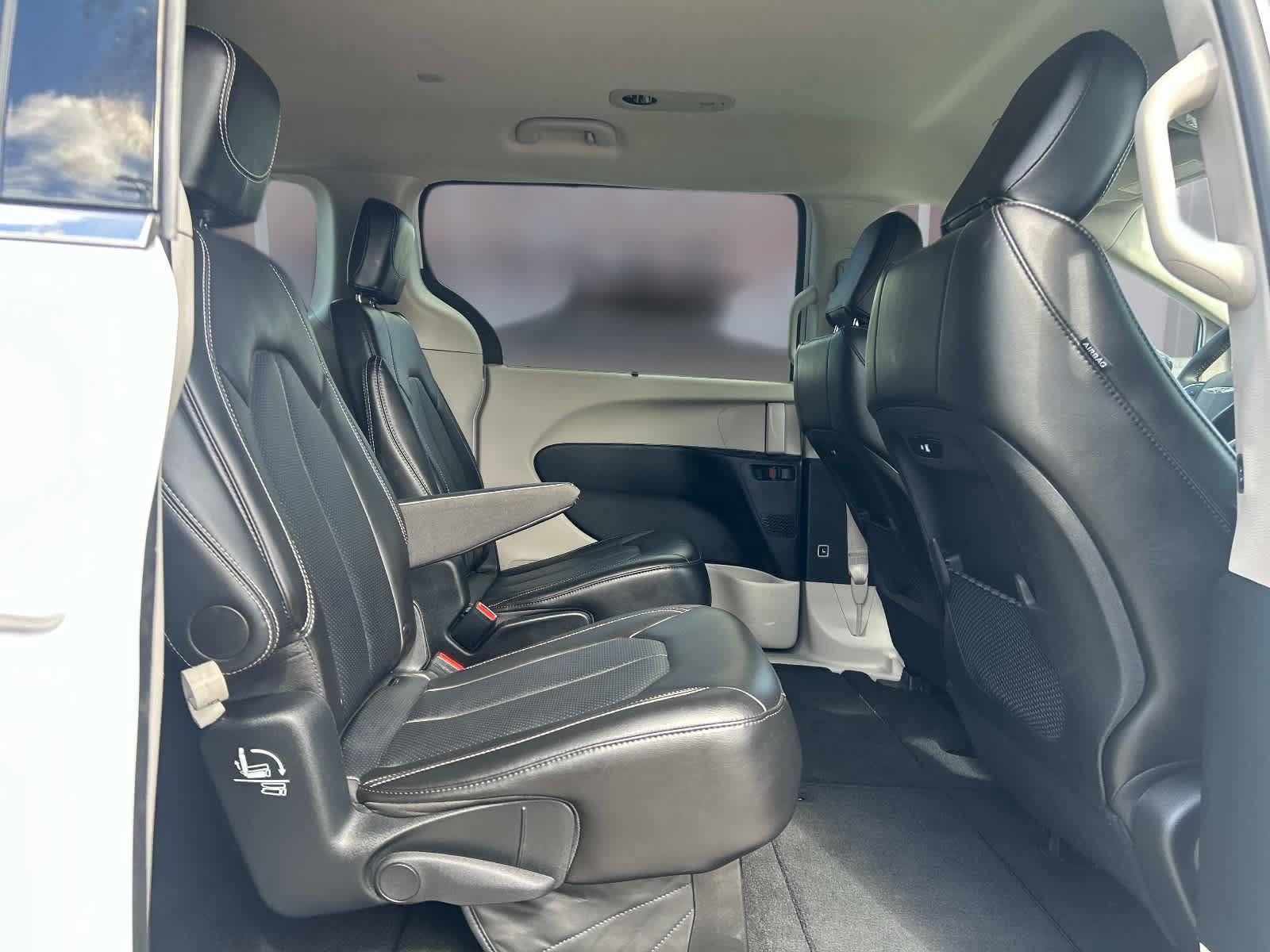 Used 2024 Chrysler Pacifica Touring-L FWD image 23