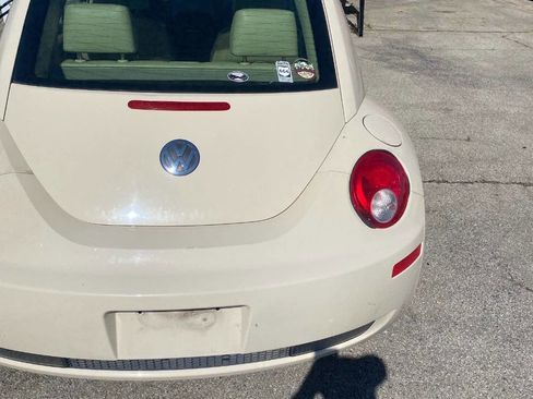 Used 2009 Volkswagen Beetle Coupe FWD image 2