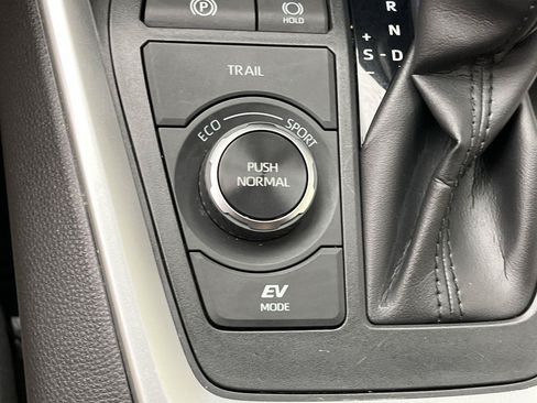 Used 2022 Toyota RAV4 XLE w/ XLE Grade Weather Package AWD/4WD image 15